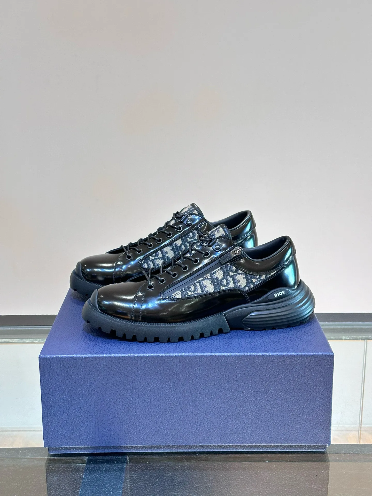 Factory price: 540💰◾️▫️Dior Combat Derby shoes are a new product in the 2024 spring men's wear series, presenting a mixed style that combines fashion design with sports elements. Crafted from black buffed calfskin leather with beige and black Oblique print panels on the sides and tongue. Designed with laces and technical zipper closure, the lightweight mixed-style sole highlights the charm of high-end customization. The Dior signature on the side enhances the style and will add a trendy touch to any look this season. Size: 39-44 (customized at 38.45)
